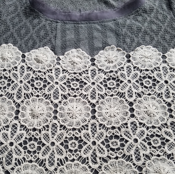 Anthropologie Meadow Rue open knit sweater top in grey with white floral lace - Picture 4 of 12